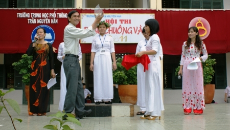 Thầy Thái Hưng Hiệu trưởng nhà trường trao cúp cho học sinh đạt giải nhất