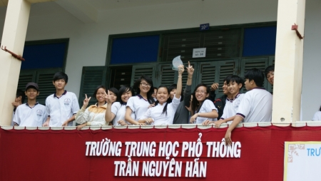 Em Thảo Nguyên giải Nhất "Rung chuông vàng" cùng chia sẻ niềm vui với các ban trong lớp