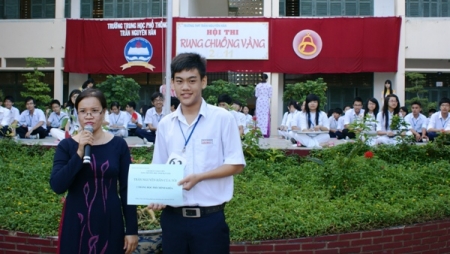 Phần quà may mắn duy nhất thuộc về em Ngô Xuân Minh – học sinh lớp 11A2.
