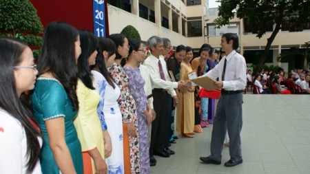 Thầy Hiệu trưởng trao tặng giấy khen cho các giáo viên đạt thành tích 