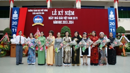 Thầy Hiệu trưởng tặng hoa cho các giáo viên trong Hội cựu giáo chức Trần Nguyên Hãn