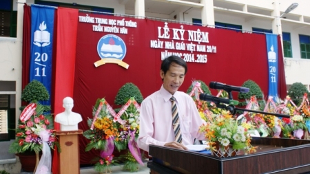 Thầy Phan Ngọc Tấn - Hiệu trưởng nhà trường đọc diễn văn kỉ niệm ngày NGVN 20/11 