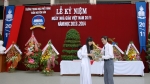 Em Đào Thanh Hương đại diện học sinh toàn trường tặng bó hoa tươi thắm đến thầy Hiệu trưởng