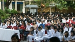 Toàn trường chăm chú theo dõi cuộc thi.