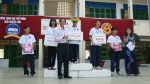 Thầy Phan Ngọc Tấn - Hiệu trưởng nhà trường trao phần thưởng cho 5 HS xuất sắc của cuộc thi 