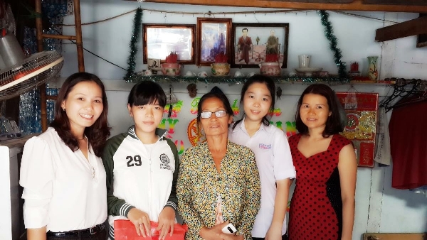 Công đoàn trường THPT Trần Nguyên Hãn đến thăm và tặng quà tết cho gia đình học sinh nghèo 