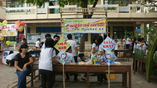 Các hình ảnh về "Hội chợ ẩm thực" chào mừng ngày thành lập Đoàn 26/3 của trường THPT Trần Nguyên Hãn