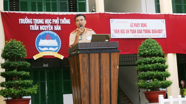 Trường THPT Trần Nguyên Hãn tổ chức lễ phát động “Năm học an toàn giao thông 2016-2017”