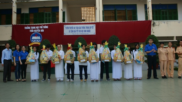Trường THPT Trần Nguyên Hãn đã tỗ chức buổi tuyên truyền An toàn giao thông trong dịp tết và tặng quà tết cho học sinh nghèo. 