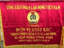 Công đoàn trường THPT Trần Nguyên Hãn nhận cờ thi đua của Tổng Liên  đoàn Lao động Việt Nam.
